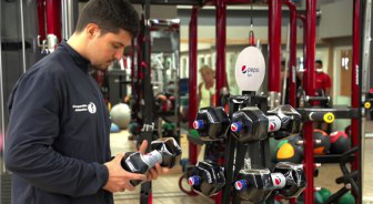 百事可乐推出可以健身的哑铃状饮料瓶