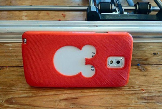 意大利高中生发明了一款高科技贩卖机：吃塑料瓶，吐手机壳