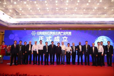 第十届全国人大常委会顾秀莲副委员长，联盟共同主席、泰国前副总理、泰中友好协会功-塔帕朗西会长，联盟高级顾问、原航空航天工业部林宗棠部长，联盟高级顾问、外交部原部长、中国公共外交协会李肇星会长，中国工程院原常务副院长王淀佐院士，第69届联合国大会副主席、格林纳达驻华大使丹尼斯-安托万，联盟高级顾问、中国有色金属工业协会原会长康义，联盟理事长张景安，诺贝尔奖获得者、曼彻斯特大学安德烈-海姆教授，中国科学院院士、北京大学刘忠范教授，中国船舶重工集团动力股份有限公司刘宝生总经理等18位领导与嘉宾共同见证联盟正式成立